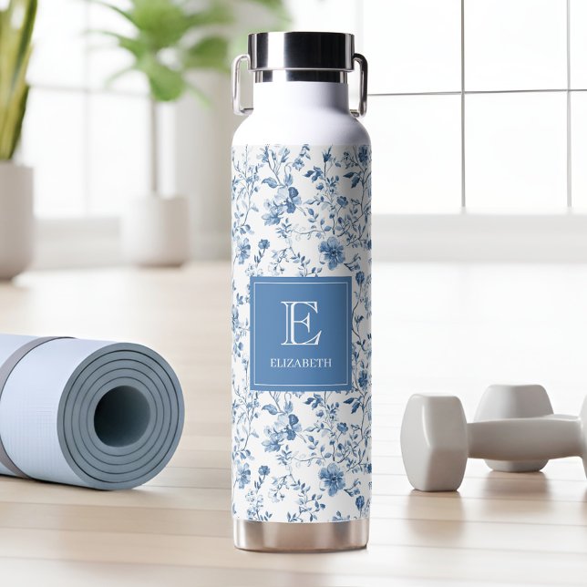 Bouteille D'eau Elegant Blue French Toile Pattern Monogram Name (Blue french floral toile pattern monogram and name - an elegant touch for your yoga accessories)