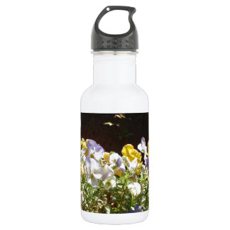Bouteille D'eau En Acier Inoxydable Violas Dans Un Auge En Pierre.