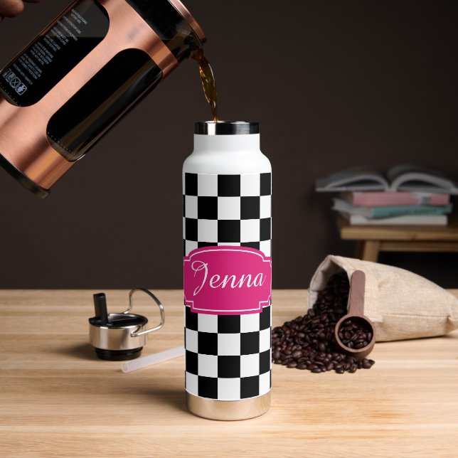 Bouteille D'eau étiquette rose chaud noir et blanc À damiers (Extérieur)