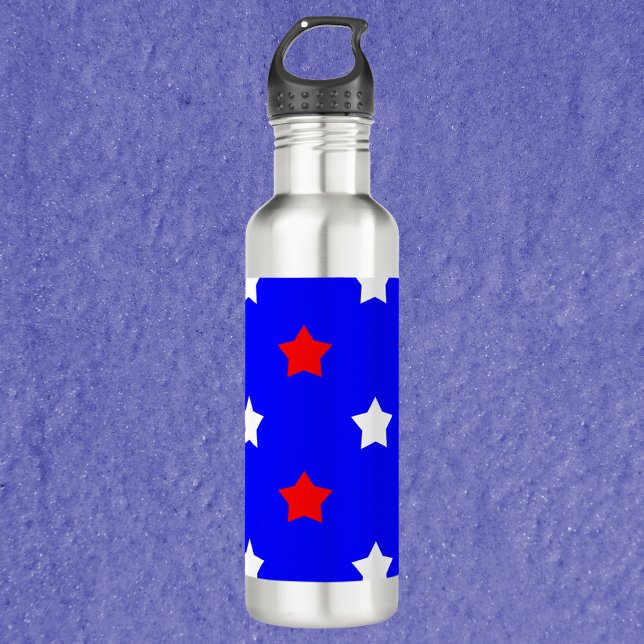 Bouteille D'eau Étoiles Rouge Blanc Motif Bleu Arrière - plan (A water bottle with a pattern of red and white stars on a blue background)
