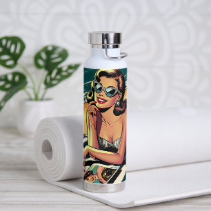 Bouteille D'eau Femme Rétro sur la Plage lisant un Magazine de Mod