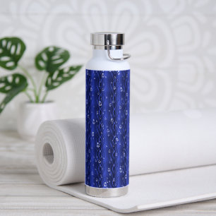 Bouteille D'eau gouttes de pluie sur le métal bleu