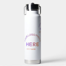 Bouteille d'eau isolée avec logo personnalisé de l