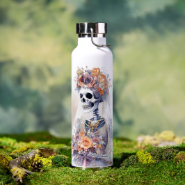 Bouteille d'eau isolée pour squelette d'Halloween