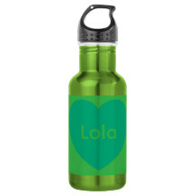 Lizzy serre Juice Bottle dans ses bras