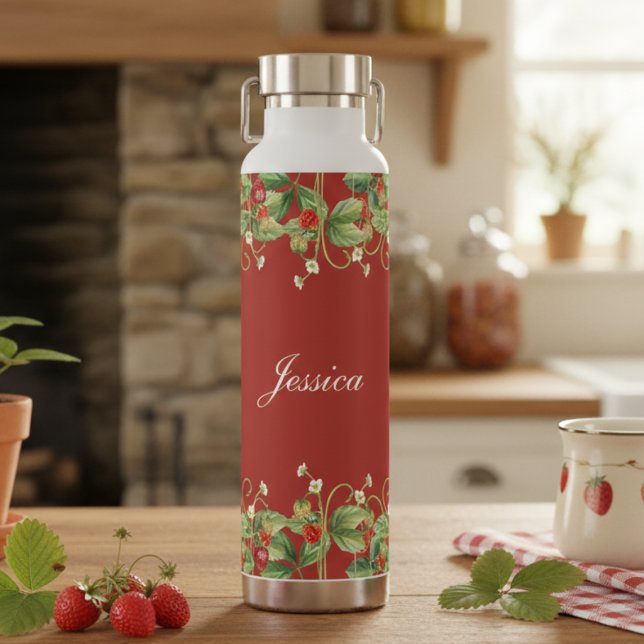 Bouteille D'eau Nom personnalisé de la fraise mûre (sweet girly cottagecore strawberry red water bottle with custom name in elegant calligraphy script)