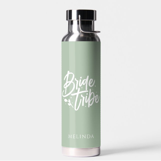 Bouteille D'eau Sage Green Calligraphie Mariée Tribe Bachelorette (Gauche)