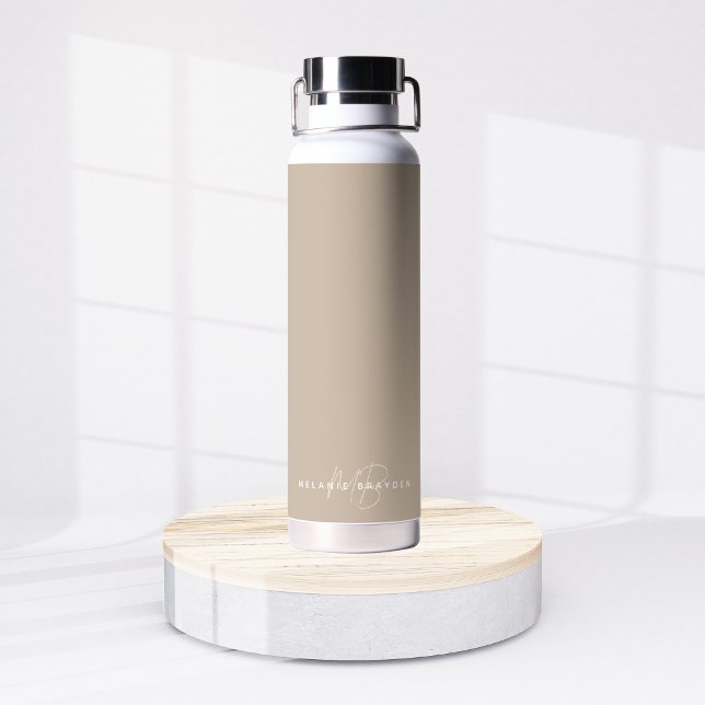 Bouteille D'eau Simple Taupe Minimaliste Deux Nom Monogramme (Créateur téléchargé)