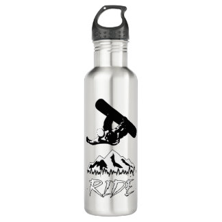 Bouteille D'eau Snowboarder saisit pendant la cascade descendant l