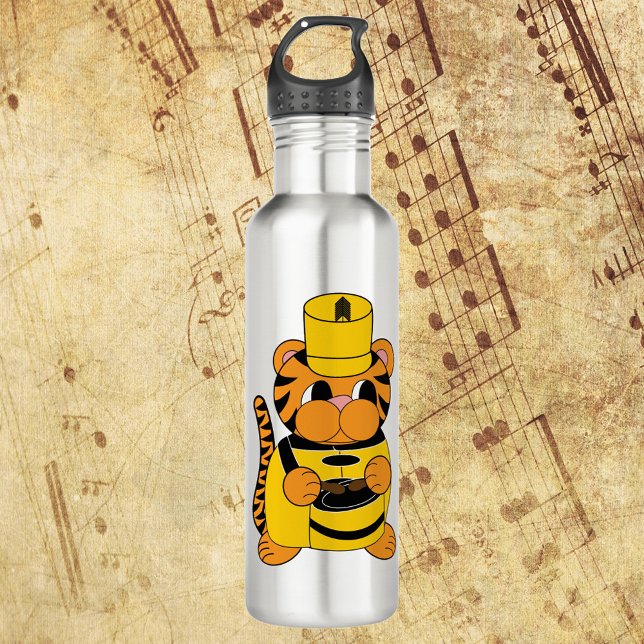 Bouteille D'eau Tambours de bande Marching Tiger Jaune et Noir (A water bottle featuring a tiger playing a snare drum in a yellow and black marching band uniform.)