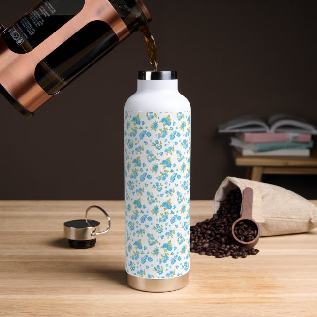 Bouteille D'eau un arrière - plan blanc aux fleurs bleues et au le (Café)