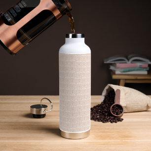 Bouteille D'eau un motif à damiers beige et blanc sur une banquett