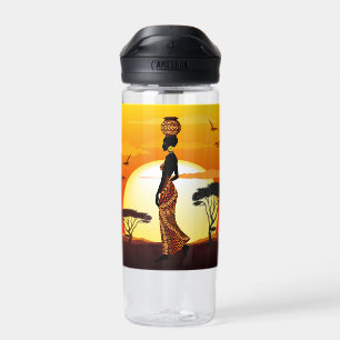 Bouteille D'eau Une belle femme africaine Silhouette sur les solei