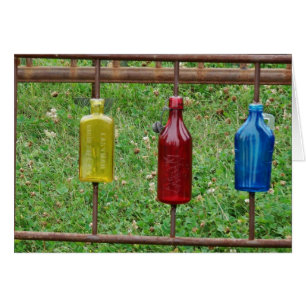 Bouteilles en verre jaune, rouge, bleu