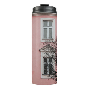 BOUTEILLES ISOTHERMES ARBRE NUIT DEVANT LE BÂTIMENT ROSE