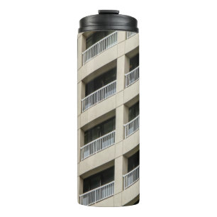 Bouteilles Isothermes Bâtiment en béton blanc en journée