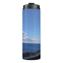 bord de mer et voie ferrée sous ciel bleu