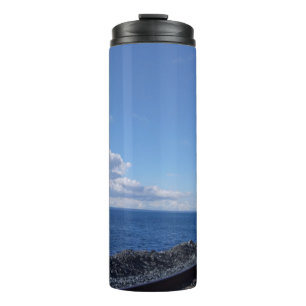 Bouteilles Isothermes bord de mer et voie ferrée sous un ciel bleu