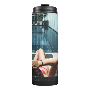 Bouteilles Isothermes Femme allongée sur le salon de chaise marron