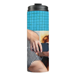 Bouteilles Isothermes Femme allongée sur un sol marron