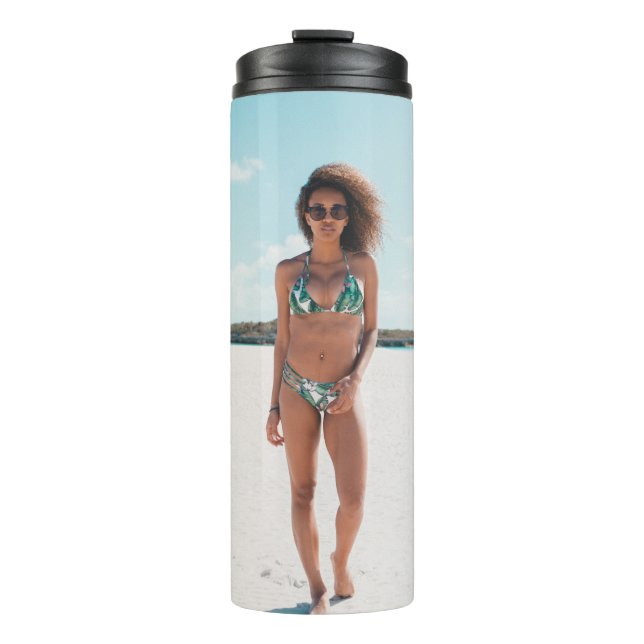 Bouteilles Isothermes Femme en bikini debout sur le sable (Devant)
