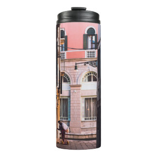 BOUTEILLES ISOTHERMES FEMME EN CHEMISE BLANCHE ET PANNES NOIRES MARCHANT
