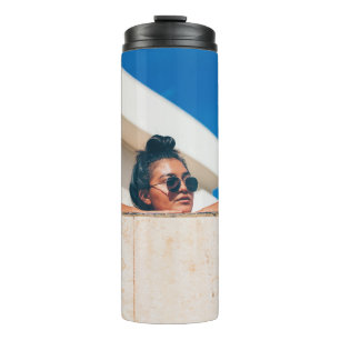 Bouteilles Isothermes Femme portant des lunettes de soleil noires