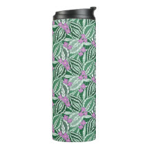 Feuilles vertes tropicales avec fleur violette