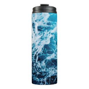 Bouteilles Isothermes Mer rapide en voilier. Dramatique et image