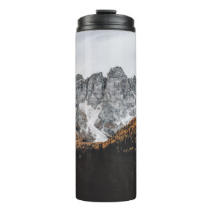 BOUTEILLES ISOTHERMES MONTAGNE ROCHEUSE GRISE AVEC DES ARBRES EN DESSOUS
