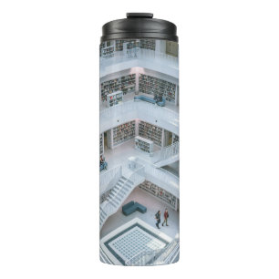BOUTEILLES ISOTHERMES PERSONNES MARCHANT À L'INTÉRIEUR DE LA BIBLIOTHÈQU