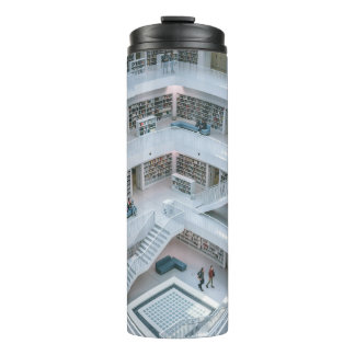 BOUTEILLES ISOTHERMES PERSONNES MARCHANT À L'INTÉRIEUR DE LA BIBLIOTHÈQU