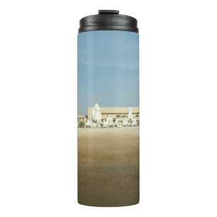 Bouteilles Isothermes Plage de la station balnéaire ensoleillée avec tra