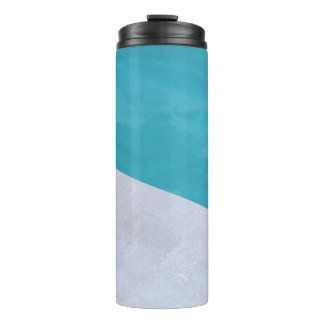 Bouteilles Isothermes Sol gris vide à côté de la piscine