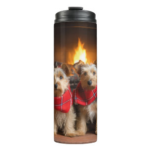 Bouteilles Isothermes Terrier australien près du feu Noël