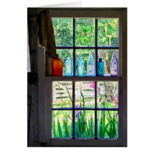 Bouteilles sur la fenêtre de cuisine