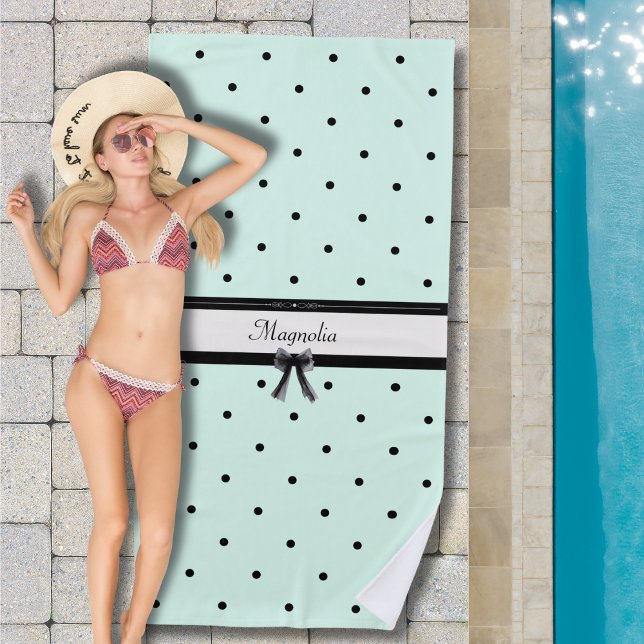 Boutique Chic Hellgrün Gepunkt Strandtuch (Refresh your summer gear! Custom name & seafoam mint dots for the ultimate resort look.)