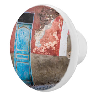 Bouton De Porte En Céramique Mur coloré avec porte bleue