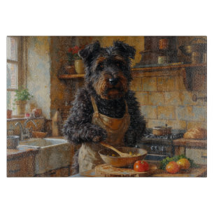 Bouvier des Flandern kocht in der Küche Schneidebrett