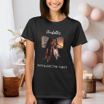 Bow Foto Junggeselinnen-Abschied T-Shirt<br><div class="desc">Ein schwarzer, dunkler T - Shirt mit einem bogenförmigen Foto. Personalisieren und einen Namen hinzufügen. Weiße handgeschriebene Schrift.</div>
