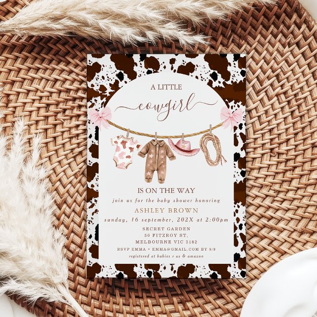 Bow Pink Clothesline Kuh Print Cowgirl Babydusche Einladung (Cowgirl Baby Shower Invitation Template, Modern Arch Cow Print Cowboy Baby Shower Invitation, )