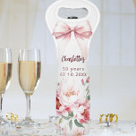 Bow rosa Blumensträuße blühen Geburtstagsparty Weintasche<br><div class="desc">Ein weißer Hintergrund. Die Einrichtung ist mit einem großen Bogen und rosa Blume geschmückt. Personalisieren und fügen Sie einen Namen und Jahr/Text hinzu.</div>