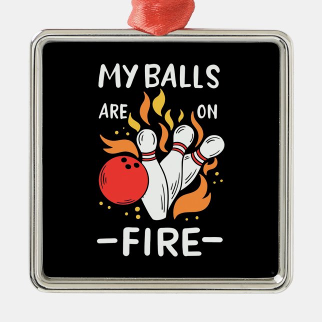 Bowler-Balls sind in Flammen. Ornament Aus Metall (Vorne)