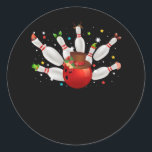 Bowling Game Christmas Bowler Weihnachtsmannmütze Runder Aufkleber<br><div class="desc">lustiges Bowling-Spiel T für Bowlers Liebe Bowling 10 Button Die Idee T T T für alle Bowling-Spieler rollende Kugeln und dieses lustige Bowling und große Bowlingkugeln T-Shirt. Button Köpfe, Bowl. Wenn Sie nach lustigen Bowling-Shirts und Bowling-Accessoires suchen, dieses My Bowling Excuses Shirt ist für Sie! Machen Sie eine Erklärung in...</div>