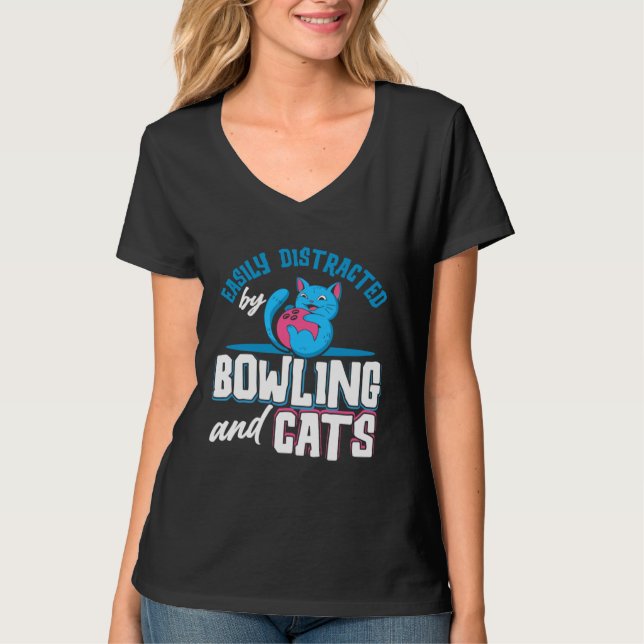 Bowling Player Easily Distracted By Bowling And Ca T-Shirt (Vorderseite)