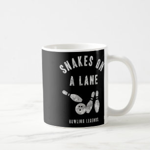 Bowling Team Shirt schlängelt sich auf einem Lane Kaffeetasse