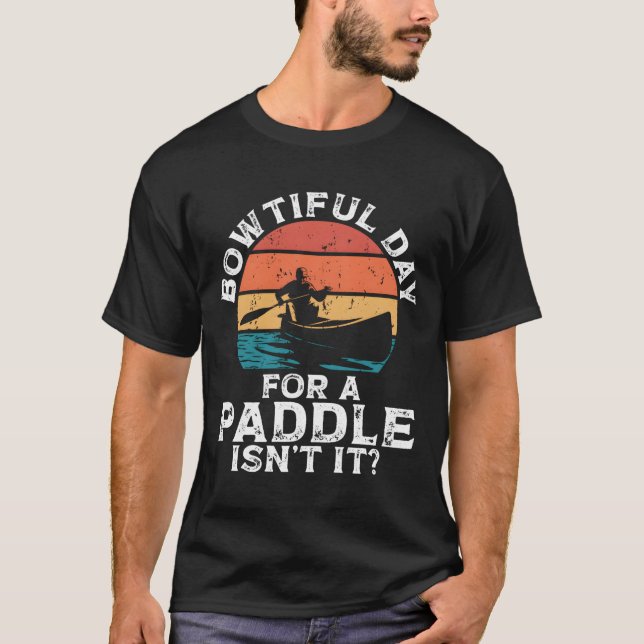 Bowtiful Day For A Paddle Isn'T It Backprint Canoe T-Shirt (Vorderseite)