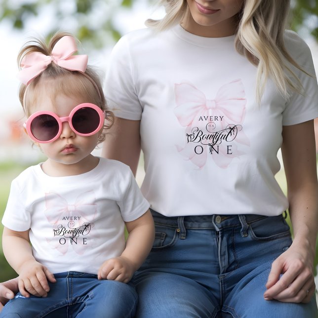 Bowtiful One 1st Birthday Pink Bow Girls Baby T-shirt (Von Creator hochgeladen)