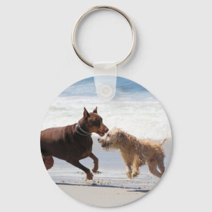 Boxer Doberman - Spieldatum am Strand Schlüsselanhänger