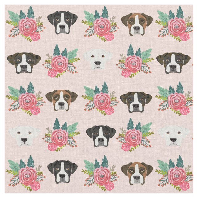 Boxer Hund ist mit pastellrosa Blüte Stoff (Nahaufnahme)